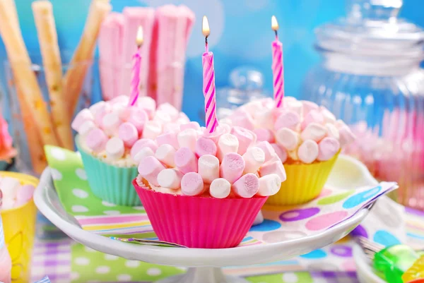 Mini cupcake di marshmallow per la festa di compleanno — Foto Stock