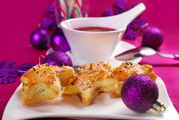 Red borscht and puff pastries for christmas — Stock Photo, Image