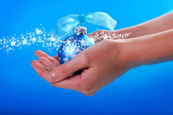 Hands holding christmas bauble — Stock Photo, Image