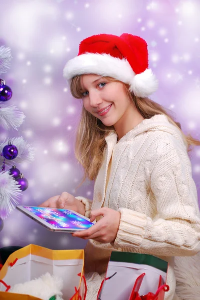 Glückliches Mädchen mit Tablet-PC als perfektes Weihnachtsgeschenk — Stockfoto