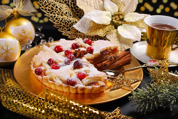 Torta de maçã de Natal com cranberry e café em estilo glamour — Fotografia de Stock