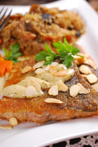 Gebratener Karpfen mit Mandeln und Sauerkraut zu Heiligabend — Stockfoto