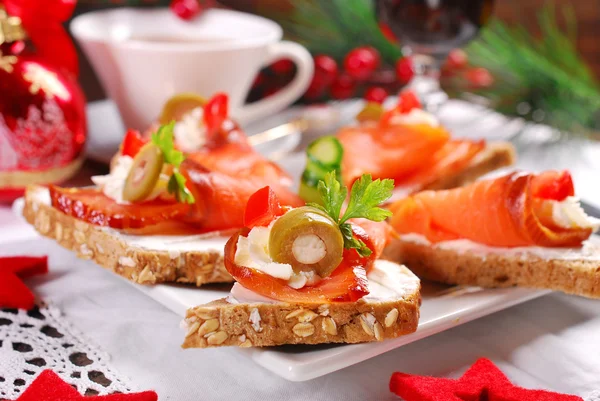 Canapés de salmão e queijo para o Natal — Fotografia de Stock