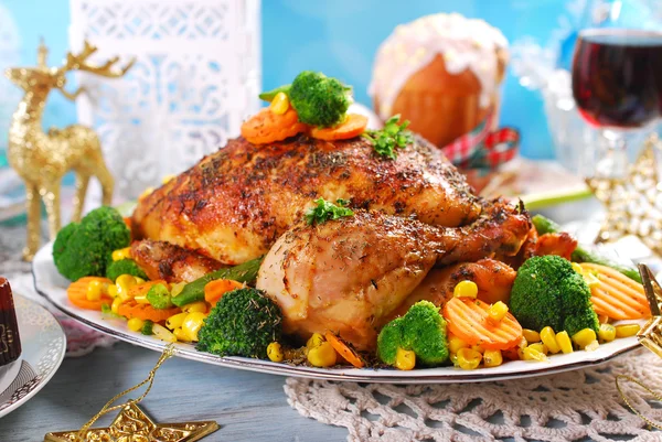 Frango assado com legumes na mesa de Natal — Fotografia de Stock