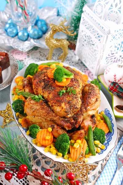 Brathähnchen mit Gemüse auf dem Weihnachtstisch — Stockfoto