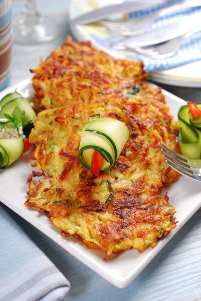 Zucchini och potatis pannkakor — Stockfoto