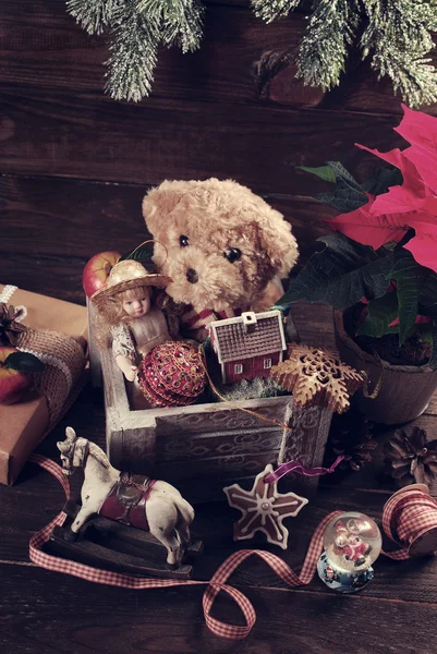 Brinquedos vintage para o Natal em caixa de madeira velha — Fotografia de Stock