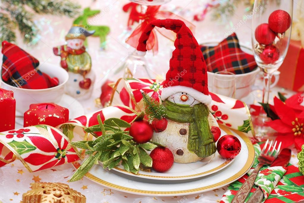 christmas table setting in red and green colors