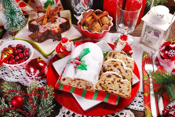 Pastel de Navidad stollen en la mesa festiva —  Fotos de Stock
