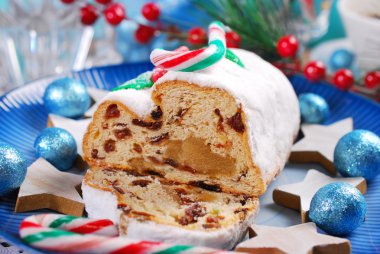 Mavi plaka üzerinde Noel stollen keki