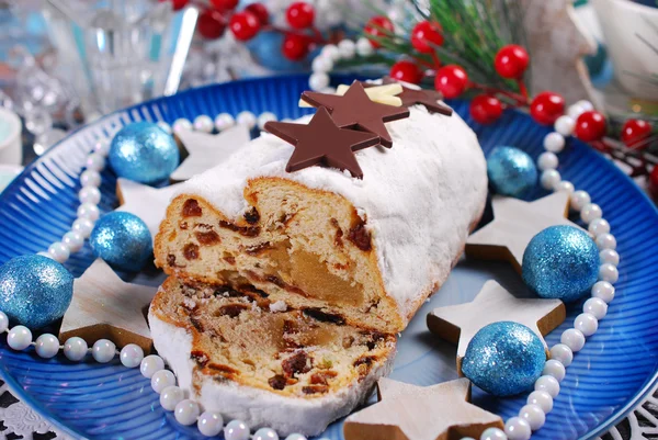 Christmas stollen tårta på blå tallrik — Stockfoto