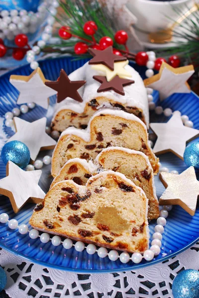 Torta stollen di Natale a fette su piatto blu — Foto Stock