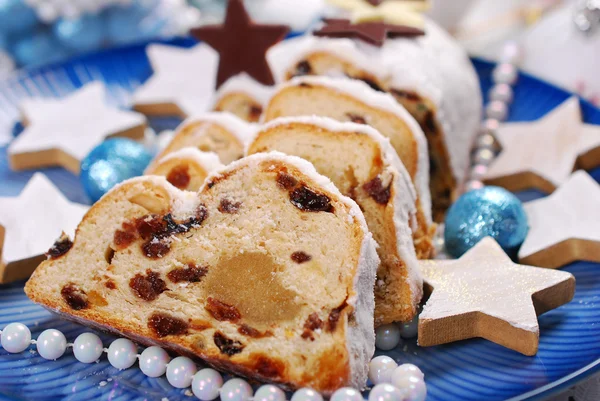 Torta stollen di Natale a fette su piatto blu — Foto Stock