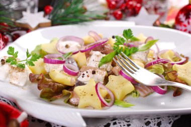 ekşi krema, elma ve patates Noel ringa balığı salatası