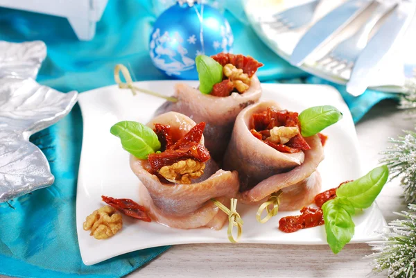 Aperitivo de rollos de arenque con tomate seco y nueces para chr —  Fotos de Stock