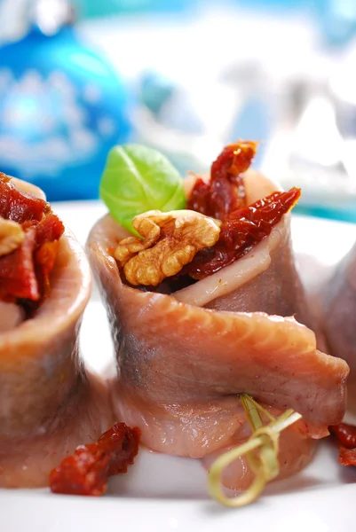 Aperitivo de rolos de arenque com tomate seco e nozes para chr — Fotografia de Stock