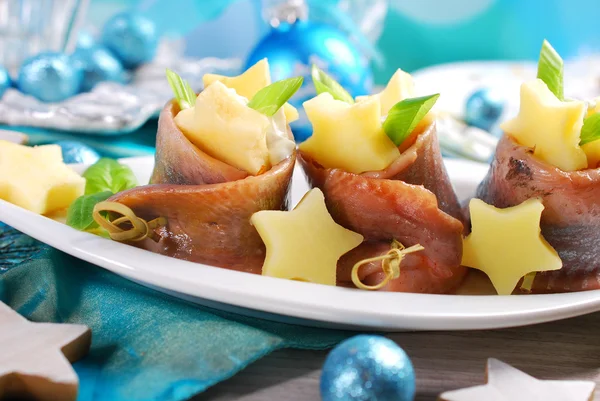 Rolos de arenque com creme azedo, maçã e batata para o Natal — Fotografia de Stock