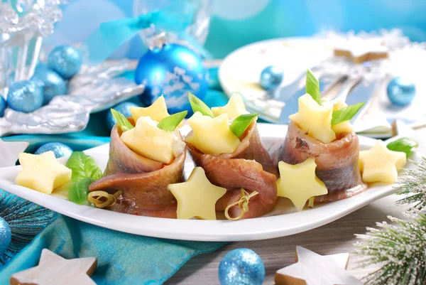 Rouleaux de hareng à la crème sure, pomme et pomme de terre pour Noël — Photo