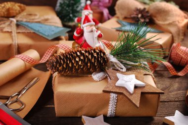 Noel hediyeleri rustik tarzda hazırlanması