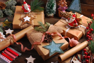 Noel hediyeleri rustik tarzda hazırlanması