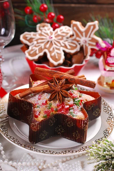 Bolo em forma de estrela com frutas secas e biscoitos de gengibre para c — Fotografia de Stock