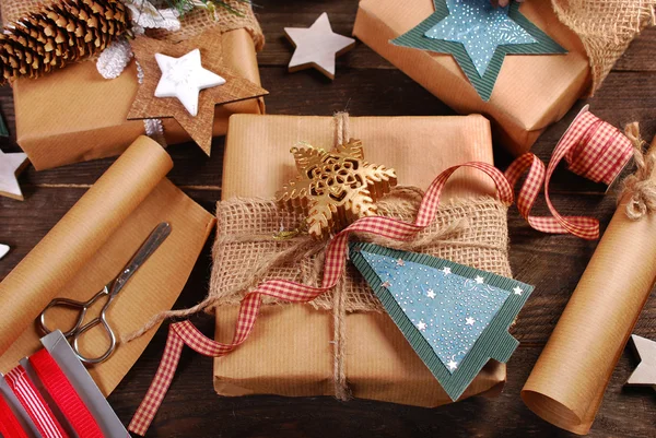 Preparar regalos de Navidad en estilo rústico — Foto de Stock