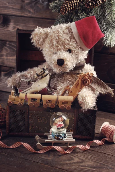 Juguetes de Navidad vintage para niños en el cofre del tesoro viejo — Foto de Stock