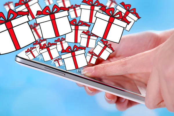 Buying christmas presents by smartphone — Stock Photo, Image