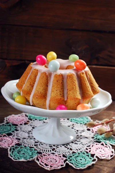 Bolo de anel de amêndoa de Páscoa na mesa de madeira — Fotografia de Stock