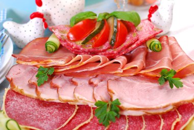 tedavi et, jambon ve salamı yiyen masada tabağı