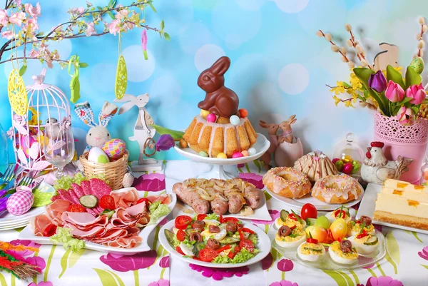 Café da manhã de Páscoa tradicional na mesa festiva — Fotografia de Stock