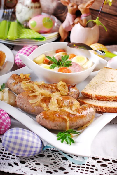 Beyaz pancar çorbası ve Paskalya masada Kızarmış sosis — Stok fotoğraf