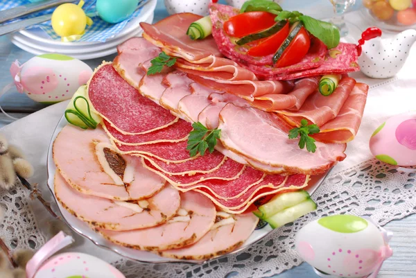 Tedavi et, jambon ve salamı yiyen masada tabağı — Stok fotoğraf