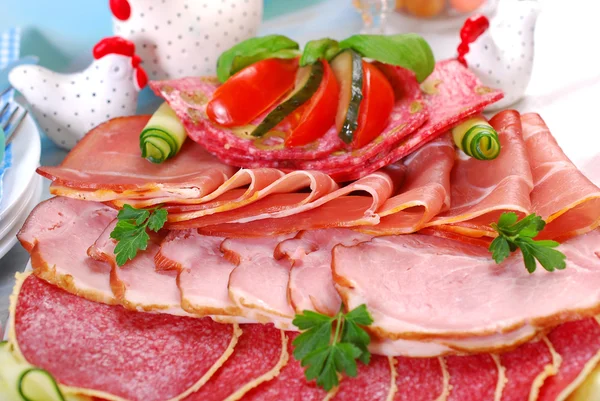 Tallrik av rökt kött, skinka och salami på eater bord — Stockfoto