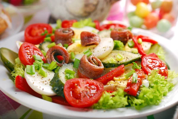 Свіжий овочевий салат з анчоусами на Великдень — стокове фото