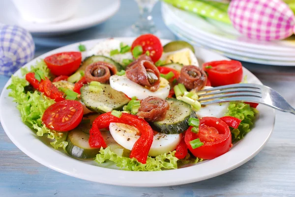 Ensalada de verduras frescas con anchoas para Pascua — Foto de Stock