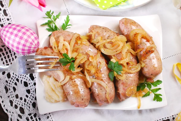 Gebratene Weißwurst mit Zwiebeln zu Ostern — Stockfoto