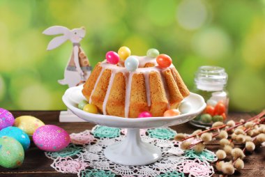 Paskalya badem yüzük kek üzerine ahşap masa