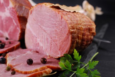 siyah arka plan üzerine ev yapımı füme domuz jambon parçaları
