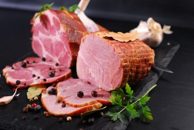 siyah arka plan üzerine ev yapımı füme domuz jambon parçaları
