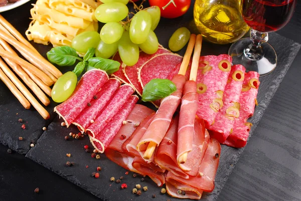 Grissini Stockbrot mit Schinken auf Tafel mit Vorspeisen — Stockfoto