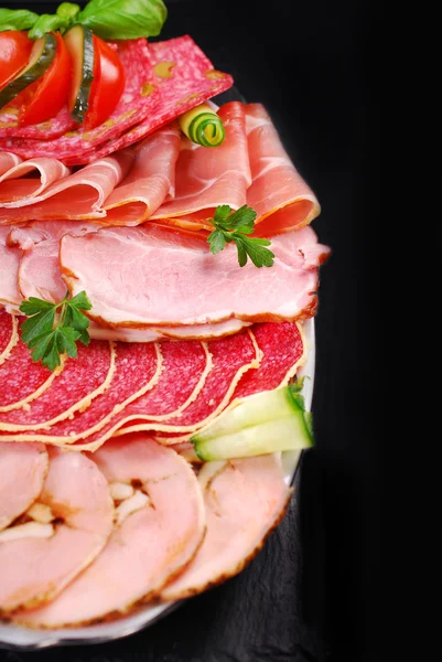 Platte mit geschnittenem Schinken, Salami und gepökeltem Fleisch — Stockfoto