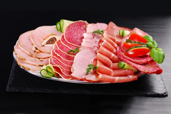 Schotel van gesneden ham, salami en gerookte vlees — Stockfoto