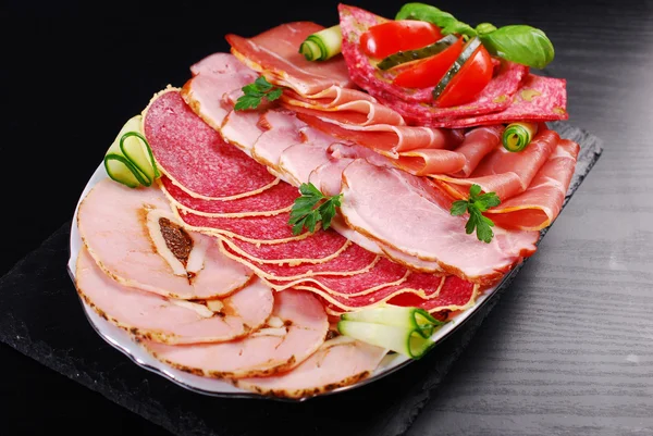 Tallrik av skivad skinka, salami och rökt kött — Stockfoto