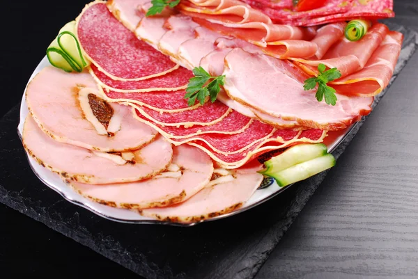 Piatto di prosciutto affettato, salumi e salumi — Foto Stock