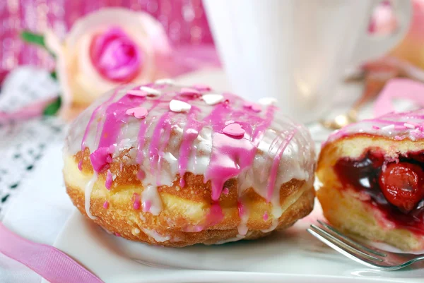 Kiraz donuts buzlanma ve kahve ile Sevgililer için dolu. — Stok fotoğraf