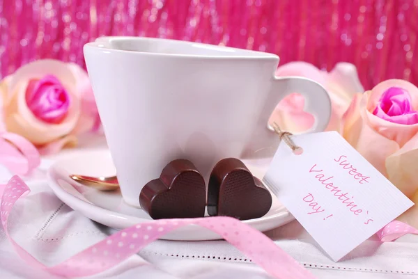 Kaffee und Pralinen zum Valentinstag — Stockfoto