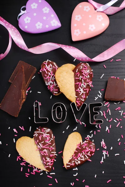 Biscotti a forma di cuore con cioccolato e spolverate — Foto Stock