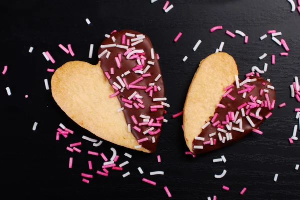 Biscotti a forma di cuore con cioccolato e spolverate — Foto Stock