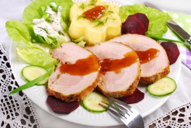 kavrulmuş domuz eti ve patates yemek